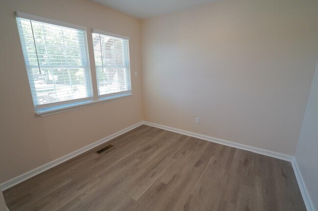 Building Photo - 1545 Pine View Dr