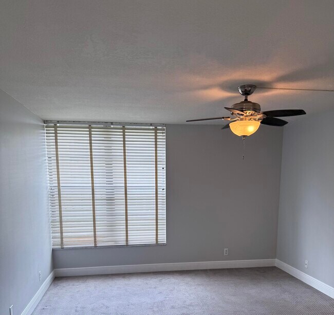 Building Photo - 2 E Royal Palm Rd
