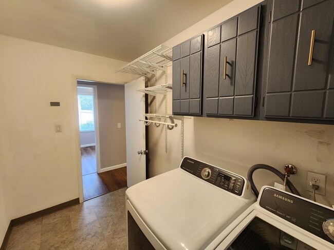 Building Photo - Updated 3 Bedroom Townhome in Great Area!