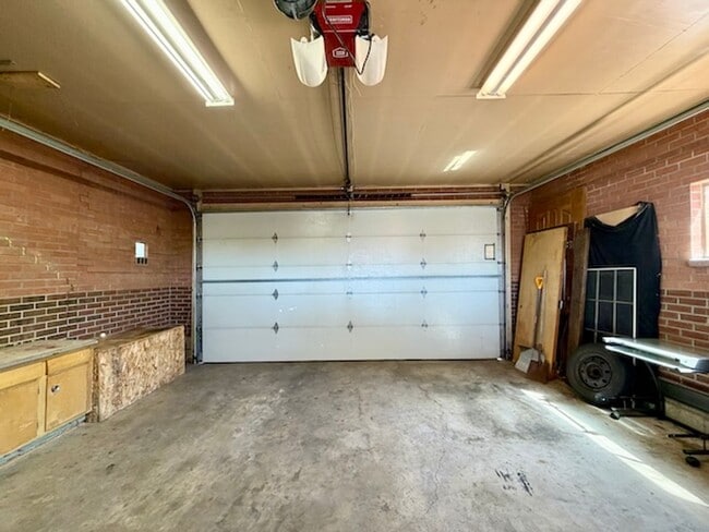 Building Photo - Updated Perlmack Ranch