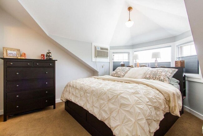 Building Photo - Beautifully updated condo minutes from dow...