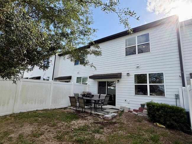 Building Photo - 653 Madison Dr