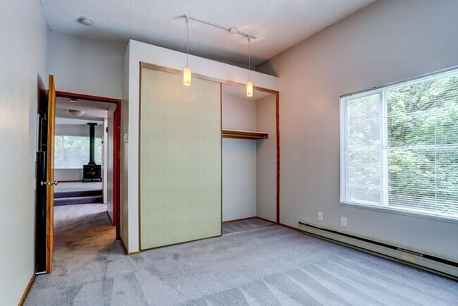 Building Photo - HUGE 1bed/1bath Downtown Living Available ...