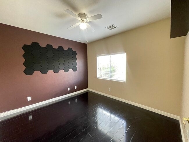 Building Photo - Carry Over Showing: This property has been...