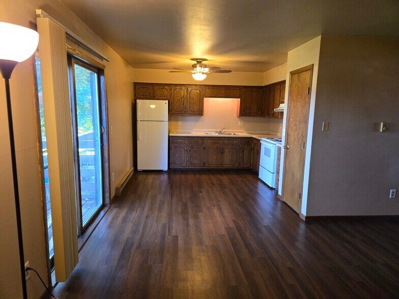 Building Photo - 401 Moasis Dr