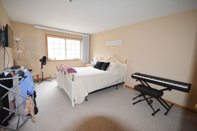 Building Photo - Beautiful 1 Bedroom in Fantastic NE Rochester Location!
