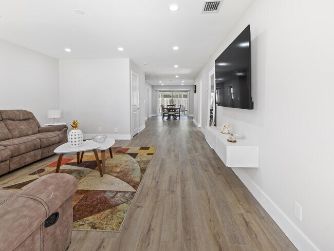 Building Photo - 1322 Riverside Cir