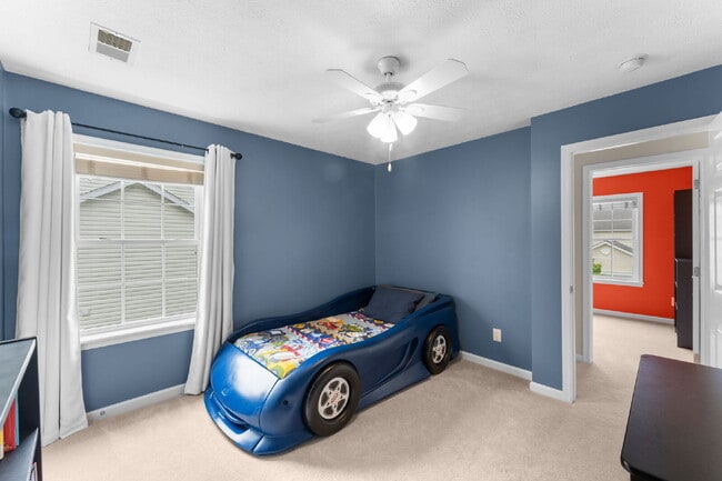 Building Photo - Welcome home to this well-maintained 4-bed...