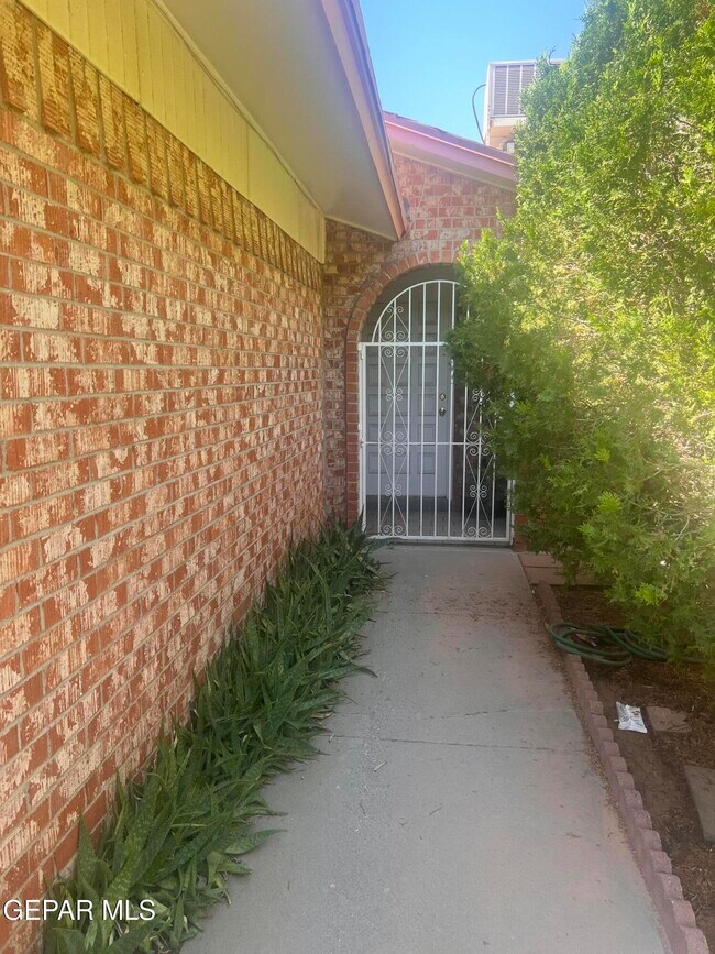 Building Photo - 5017 McCormick Ln
