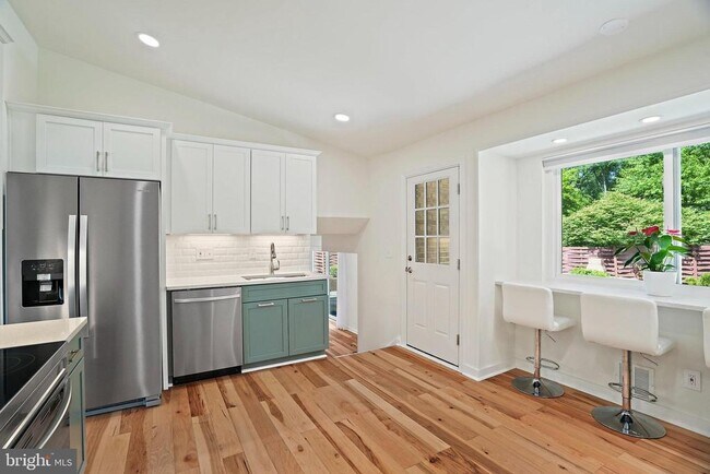 Building Photo - 6607 Lone Oak Dr