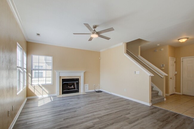 Building Photo - 3 Bed, 2.5 Bath Home Conveniently Located ...