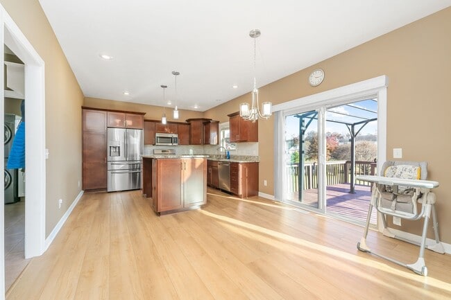 Building Photo - Five Bedroom Home in Kalamazoo