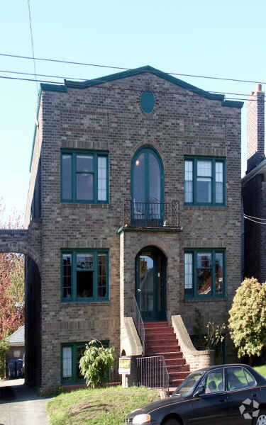 Building Photo - 729 10th Ave E