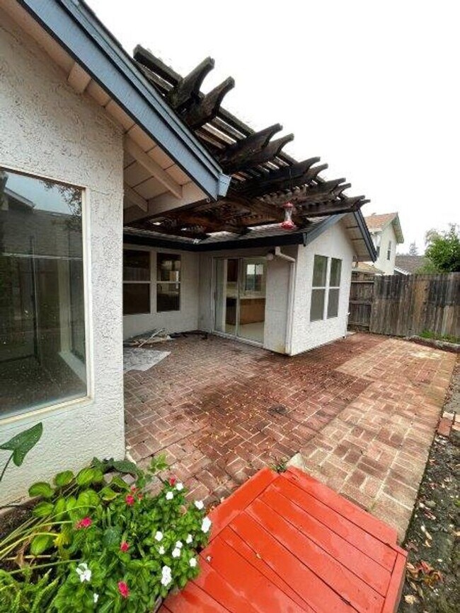 Building Photo - Fabulous 3 Bed 2 Bath home in the Heart of Elk Grove