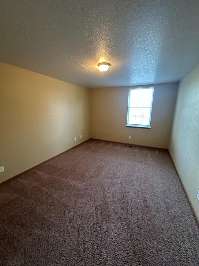 Building Photo - 103 S Woods Ct