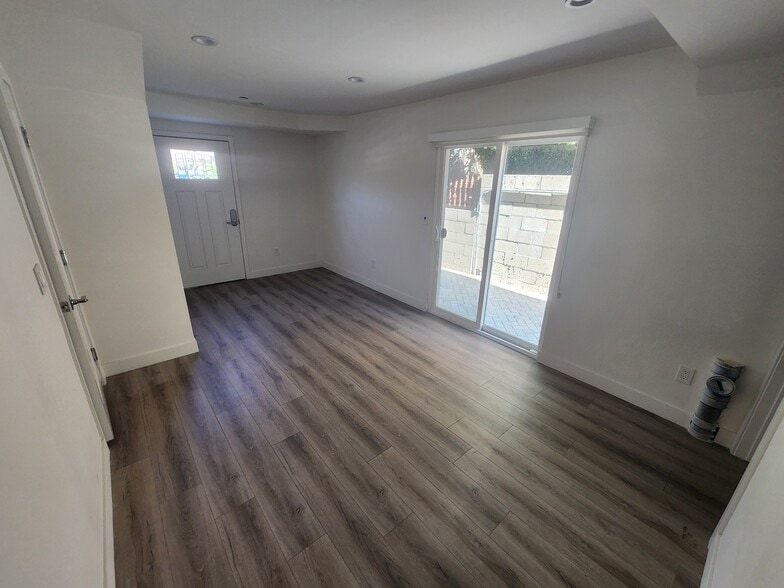 Building Photo - 10146 Fernglen Ave