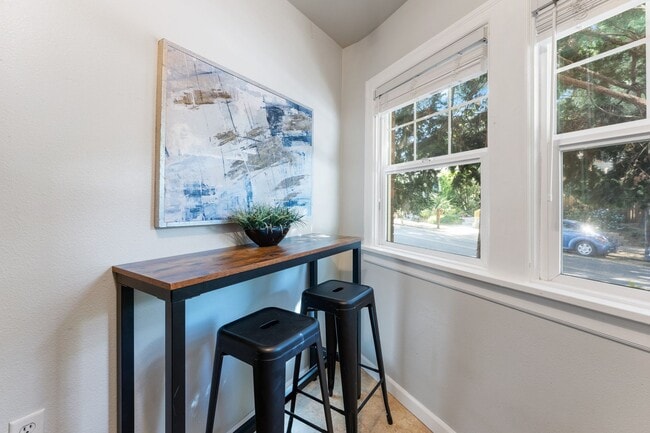 Building Photo - Bright 1 Bed condo in Kerns Neighborhood o...