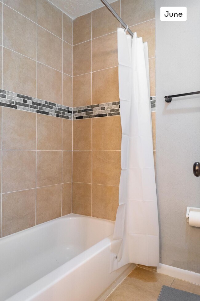 Building Photo - ROOM ONLY in 4-bed/2.0-bath Home