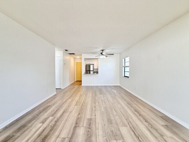 Building Photo - 5212 Peach Ave