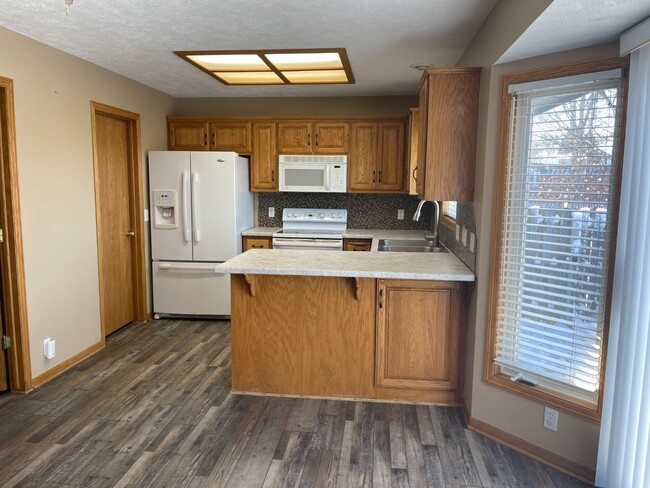 Building Photo - Home For Rent Bellevue.