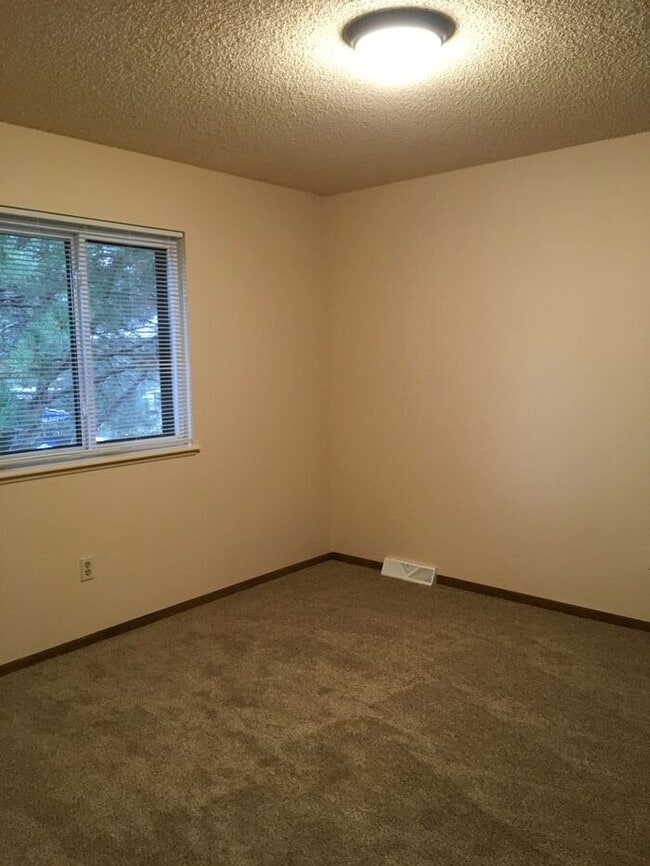 Building Photo - 3 Bedroom, 2 Bathroom Townhome in Lakemont Subdivision of Greeley