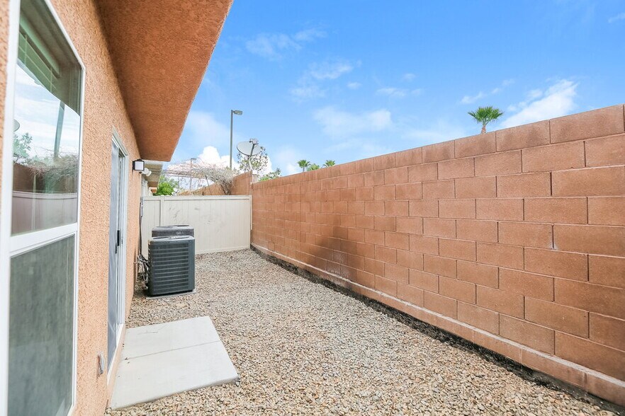 Building Photo - 4786 Cortina Rancho St