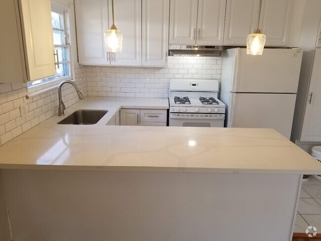 #3 - 2 Br / New Quartz Counters in the Kitchen - 7234-7240 Hazeltine Ave