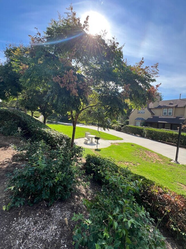 Building Photo - Spacious 1 Bedroom 1 1/2 Bathroom Townhome...