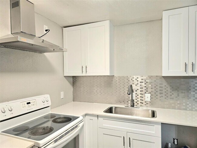 Building Photo - 4419 W Bayshore Dr