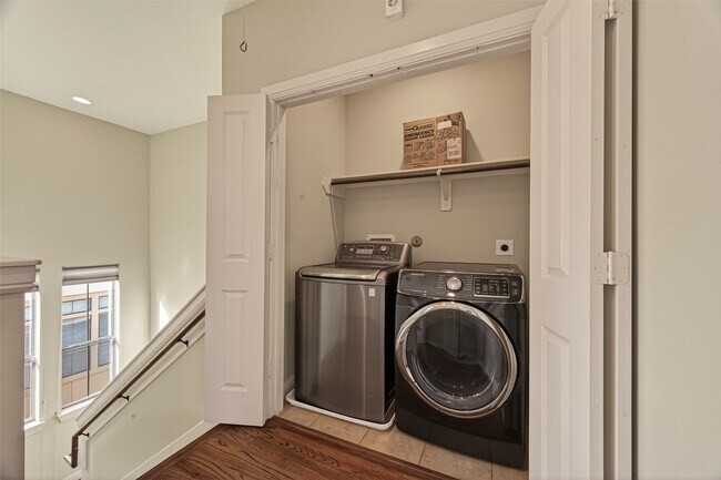 Building Photo - 5211 Eigel St