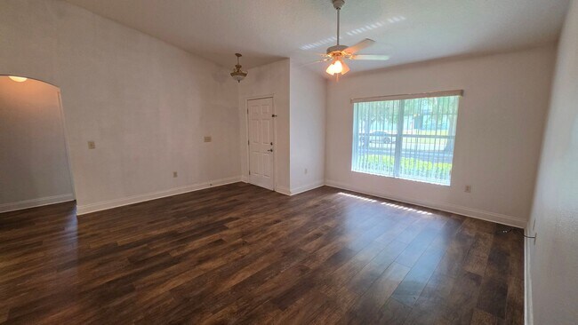 Building Photo - 3 Bed, 2 Bath, 2 Car garage in The Groves at Baytree Community