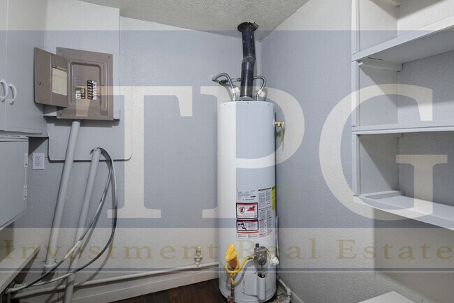 Building Photo - Newly Renovated, Pet Friendly Home in KCMO!