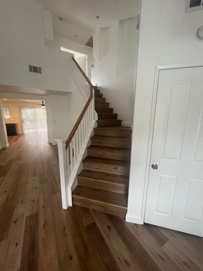 Building Photo - 1833 Mirador Dr
