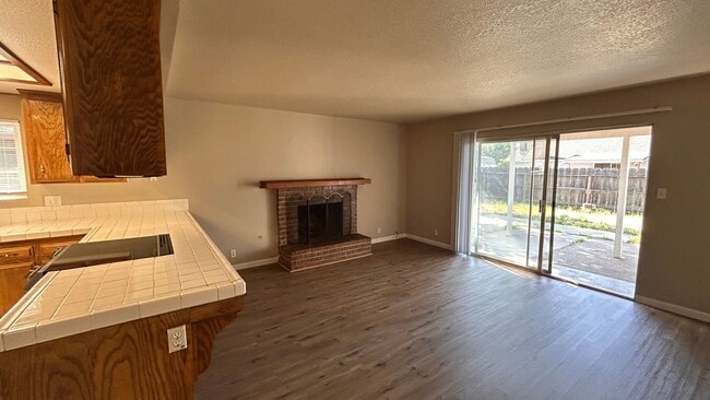 Building Photo - 738 Evergreen Way