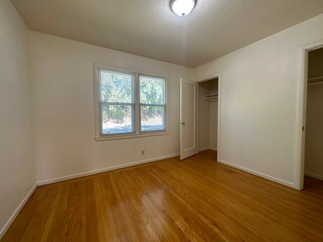 Building Photo - Cute 2 bed/1 bath Duplex in East Sac!!