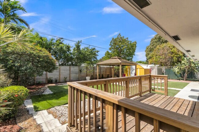 Building Photo - 806 NE 4th St