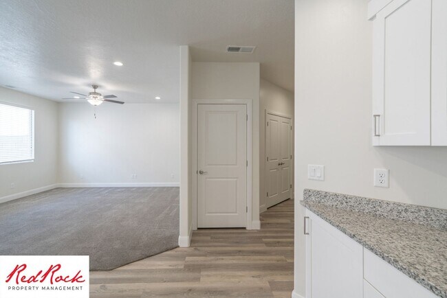 Building Photo - Modern Townhome in Desirable Hurricane Hei...