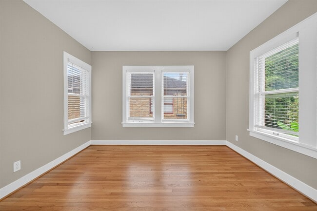 Building Photo - 2343 Wroxton Rd