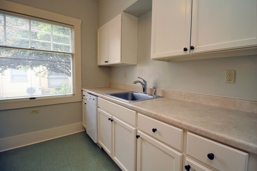 Building Photo - 1624 NE Tillamook St