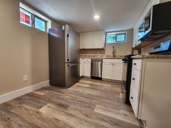 Building Photo - Completely remodeled 5 bed 2 bath home