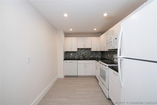 Building Photo - 3900 N Hills Dr
