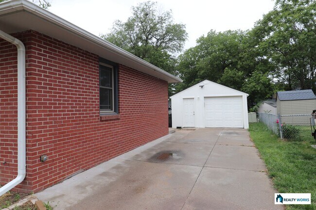 Building Photo - Charming 3-Bed Home