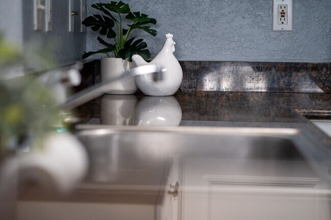 Building Photo - 2 Bedroom/2 Bath Condo with Garage and Pool view in Grand Reserve at Kirkman Parke