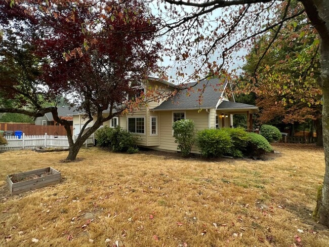 Building Photo - Outdoor Oasis: Charming 3 Bed 2 Bath House!