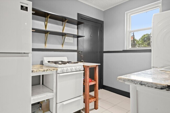 Building Photo - Renovated 2 bedroom, 1 bath Mid City condo!