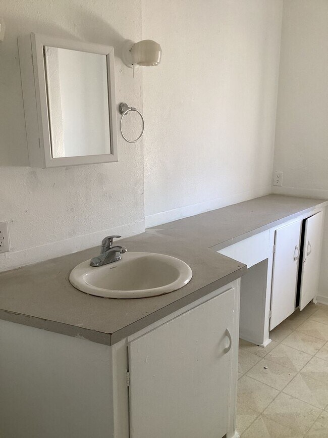 Building Photo - Newly Renovated 2 Bedroom, 1 bath! Located in Portales! Water Included!