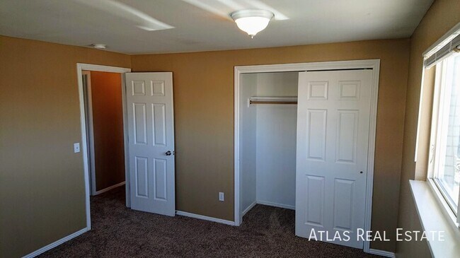 Building Photo - 910 Bishop Ct