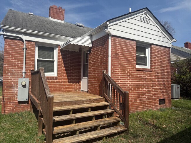 Building Photo - Adorable 2 Bedroom with Stackable Washer/Dryer
