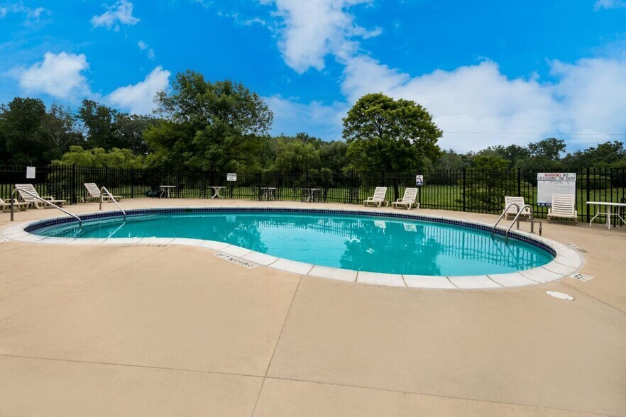 Building Photo - 38039 St Tropez Dr