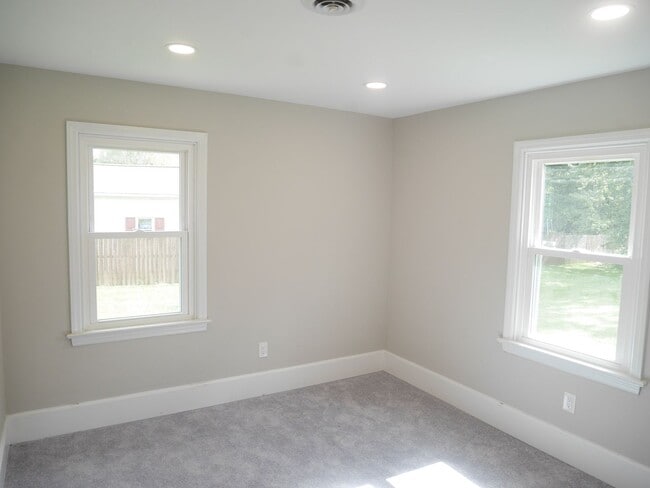 Building Photo - Charming Single-Family Home with Modern Up...